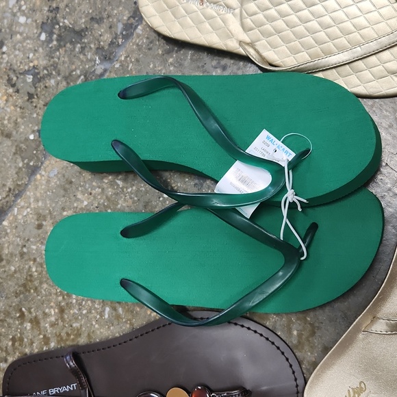 Flip-flop Sandals - Picture 3 of 6